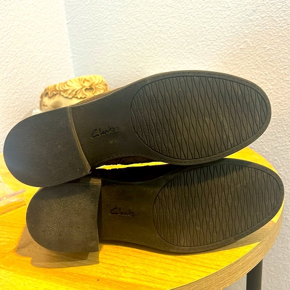 Clark’s Pull-on Suede Chelsea Boot, Size 6.5 - Picture 10 of 13